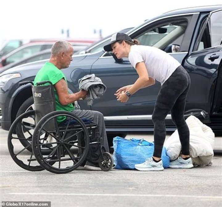 VIDEO: Jennifer Garner Puts Socks on Feet of a Homeless Man in a Wheelchair, and Offers Him the Shoe